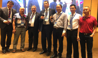 �����ܲó�־��Ӧ����ϯ��˹���չ˻�ʿ��ѧƷ����;�������ؿ�ҵʢ��